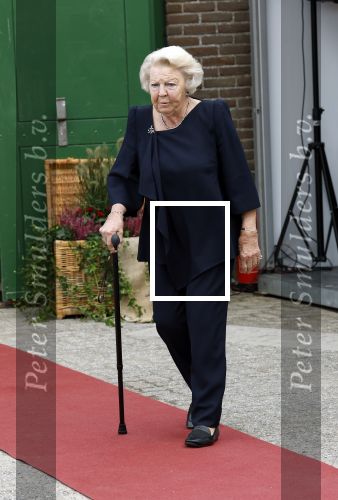 Groesbeek, 12-09-2025 - Hare Koninklijke Hoogheid Prinses Beatrix heropent de gerestaureerde korenmolen De Zuidmolen in Groesbeek. Prinses Beatrix loopt met wandelstok.