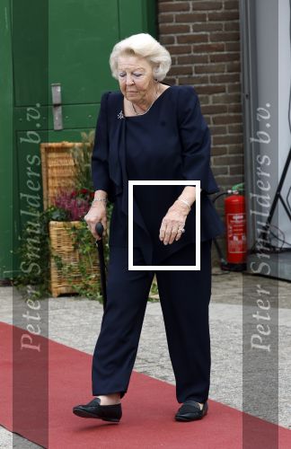Groesbeek, 12-09-2025 - Hare Koninklijke Hoogheid Prinses Beatrix heropent de gerestaureerde korenmolen De Zuidmolen in Groesbeek. Prinses Beatrix loopt met wandelstok.