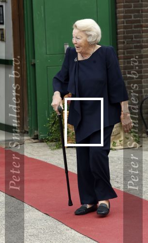 Groesbeek, 12-09-2025 - Hare Koninklijke Hoogheid Prinses Beatrix heropent de gerestaureerde korenmolen De Zuidmolen in Groesbeek. Prinses Beatrix loopt met wandelstok.
