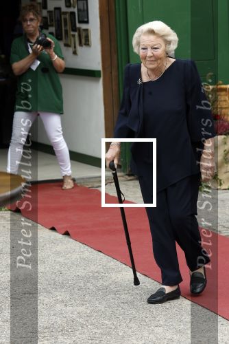 Groesbeek, 12-09-2025 - Hare Koninklijke Hoogheid Prinses Beatrix heropent de gerestaureerde korenmolen De Zuidmolen in Groesbeek. Prinses Beatrix loopt met wandelstok.