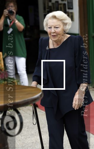 Groesbeek, 12-09-2025 - Hare Koninklijke Hoogheid Prinses Beatrix heropent de gerestaureerde korenmolen De Zuidmolen in Groesbeek. Prinses Beatrix loopt met wandelstok.