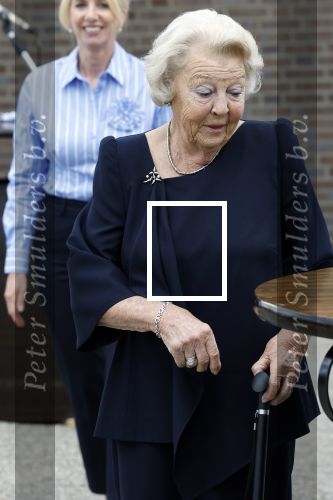 Groesbeek, 12-09-2025 - Hare Koninklijke Hoogheid Prinses Beatrix heropent de gerestaureerde korenmolen De Zuidmolen in Groesbeek. Prinses Beatrix loopt met wandelstok.