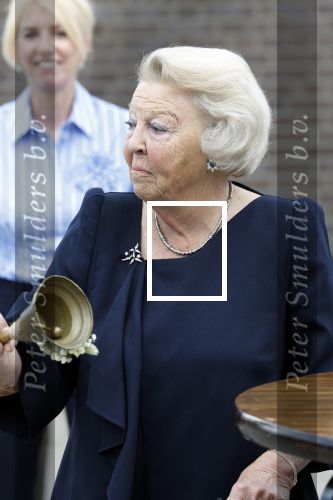 Groesbeek, 12-09-2025 - Hare Koninklijke Hoogheid Prinses Beatrix heropent de gerestaureerde korenmolen De Zuidmolen in Groesbeek. Prinses Beatrix loopt met wandelstok.