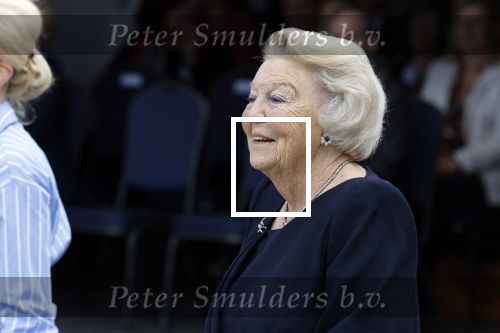 Groesbeek, 12-09-2025 - Hare Koninklijke Hoogheid Prinses Beatrix heropent de gerestaureerde korenmolen De Zuidmolen in Groesbeek. Prinses Beatrix loopt met wandelstok.