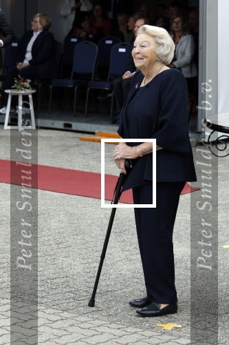 Groesbeek, 12-09-2025 - Hare Koninklijke Hoogheid Prinses Beatrix heropent de gerestaureerde korenmolen De Zuidmolen in Groesbeek. Prinses Beatrix loopt met wandelstok.