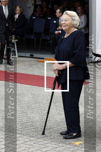 Groesbeek, 12-09-2025 - Hare Koninklijke Hoogheid Prinses Beatrix heropent de gerestaureerde korenmolen De Zuidmolen in Groesbeek. Prinses Beatrix loopt met wandelstok.