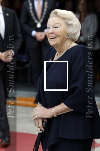 Groesbeek, 12-09-2025 - Hare Koninklijke Hoogheid Prinses Beatrix heropent de gerestaureerde korenmolen De Zuidmolen in Groesbeek. Prinses Beatrix loopt met wandelstok.
