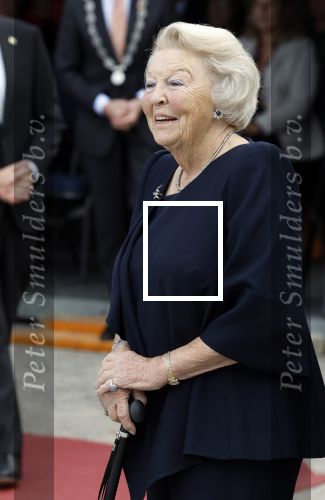 Groesbeek, 12-09-2025 - Hare Koninklijke Hoogheid Prinses Beatrix heropent de gerestaureerde korenmolen De Zuidmolen in Groesbeek. Prinses Beatrix loopt met wandelstok.
