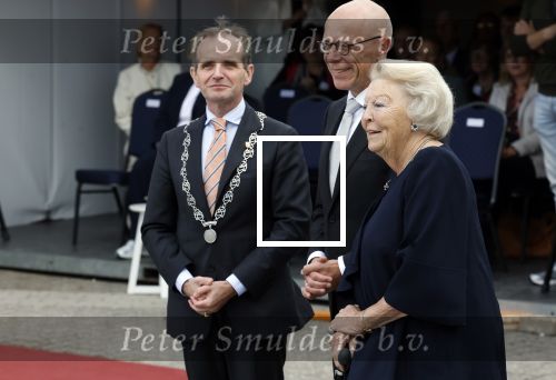 Groesbeek, 12-09-2025 - Hare Koninklijke Hoogheid Prinses Beatrix heropent de gerestaureerde korenmolen De Zuidmolen in Groesbeek. Prinses Beatrix loopt met wandelstok.