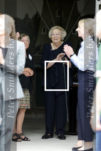 Groesbeek, 12-09-2025 - Hare Koninklijke Hoogheid Prinses Beatrix heropent de gerestaureerde korenmolen De Zuidmolen in Groesbeek. Prinses Beatrix loopt met wandelstok.