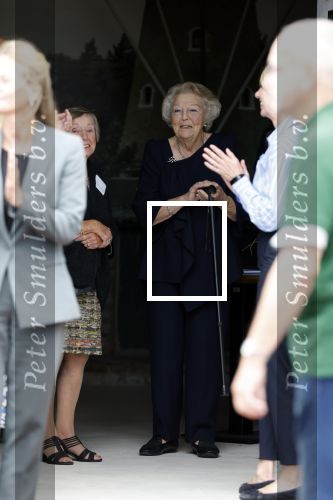 Groesbeek, 12-09-2025 - Hare Koninklijke Hoogheid Prinses Beatrix heropent de gerestaureerde korenmolen De Zuidmolen in Groesbeek. Prinses Beatrix loopt met wandelstok.