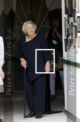 Groesbeek, 12-09-2025 - Hare Koninklijke Hoogheid Prinses Beatrix heropent de gerestaureerde korenmolen De Zuidmolen in Groesbeek. Prinses Beatrix loopt met wandelstok.