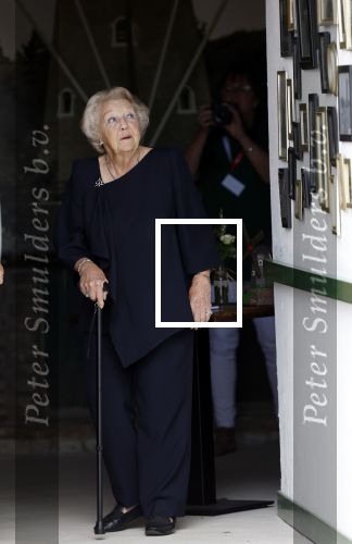 Groesbeek, 12-09-2025 - Hare Koninklijke Hoogheid Prinses Beatrix heropent de gerestaureerde korenmolen De Zuidmolen in Groesbeek. Prinses Beatrix loopt met wandelstok.