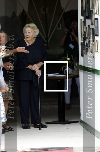 Groesbeek, 12-09-2025 - Hare Koninklijke Hoogheid Prinses Beatrix heropent de gerestaureerde korenmolen De Zuidmolen in Groesbeek. Prinses Beatrix loopt met wandelstok.