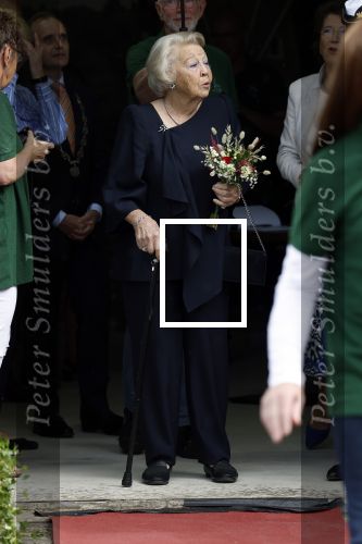 Groesbeek, 12-09-2025 - Hare Koninklijke Hoogheid Prinses Beatrix heropent de gerestaureerde korenmolen De Zuidmolen in Groesbeek. Prinses Beatrix loopt met wandelstok.