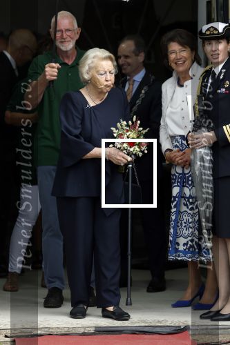 Groesbeek, 12-09-2025 - Hare Koninklijke Hoogheid Prinses Beatrix heropent de gerestaureerde korenmolen De Zuidmolen in Groesbeek. Prinses Beatrix loopt met wandelstok.
