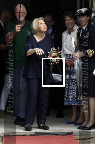 Groesbeek, 12-09-2025 - Hare Koninklijke Hoogheid Prinses Beatrix heropent de gerestaureerde korenmolen De Zuidmolen in Groesbeek. Prinses Beatrix loopt met wandelstok.