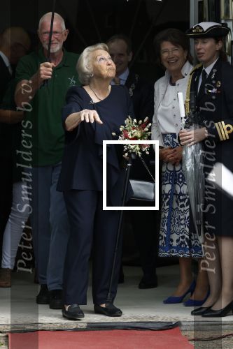 Groesbeek, 12-09-2025 - Hare Koninklijke Hoogheid Prinses Beatrix heropent de gerestaureerde korenmolen De Zuidmolen in Groesbeek. Prinses Beatrix loopt met wandelstok.