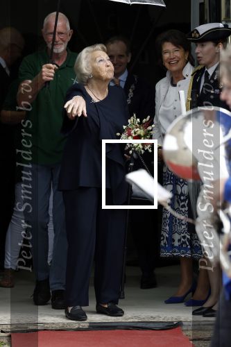 Groesbeek, 12-09-2025 - Hare Koninklijke Hoogheid Prinses Beatrix heropent de gerestaureerde korenmolen De Zuidmolen in Groesbeek. Prinses Beatrix loopt met wandelstok.
