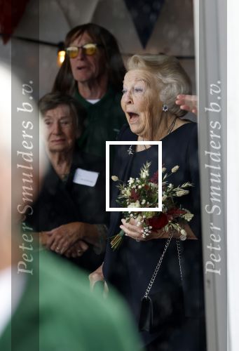 Groesbeek, 12-09-2025 - Hare Koninklijke Hoogheid Prinses Beatrix heropent de gerestaureerde korenmolen De Zuidmolen in Groesbeek. Prinses Beatrix loopt met wandelstok.