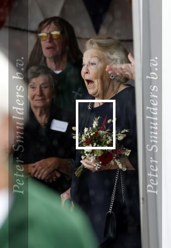 Groesbeek, 12-09-2025 - Hare Koninklijke Hoogheid Prinses Beatrix heropent de gerestaureerde korenmolen De Zuidmolen in Groesbeek. Prinses Beatrix loopt met wandelstok.