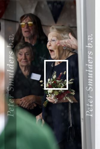 Groesbeek, 12-09-2025 - Hare Koninklijke Hoogheid Prinses Beatrix heropent de gerestaureerde korenmolen De Zuidmolen in Groesbeek. Prinses Beatrix loopt met wandelstok.