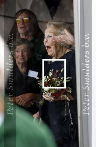 Groesbeek, 12-09-2025 - Hare Koninklijke Hoogheid Prinses Beatrix heropent de gerestaureerde korenmolen De Zuidmolen in Groesbeek. Prinses Beatrix loopt met wandelstok.