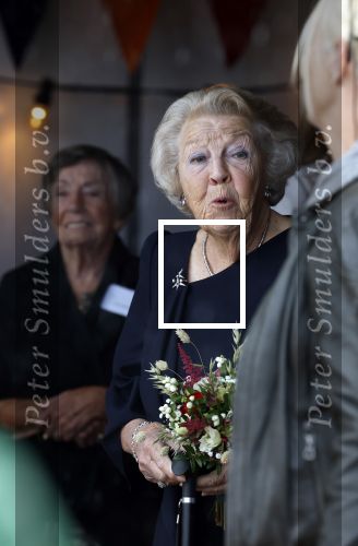 Groesbeek, 12-09-2025 - Hare Koninklijke Hoogheid Prinses Beatrix heropent de gerestaureerde korenmolen De Zuidmolen in Groesbeek. Prinses Beatrix loopt met wandelstok.