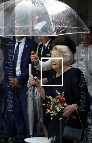 Groesbeek, 12-09-2025 - Hare Koninklijke Hoogheid Prinses Beatrix heropent de gerestaureerde korenmolen De Zuidmolen in Groesbeek. Prinses Beatrix loopt met wandelstok.