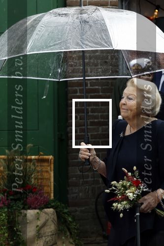 Groesbeek, 12-09-2025 - Hare Koninklijke Hoogheid Prinses Beatrix heropent de gerestaureerde korenmolen De Zuidmolen in Groesbeek. Prinses Beatrix loopt met wandelstok.