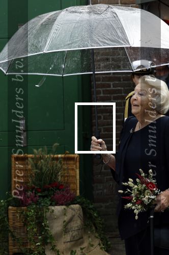 Groesbeek, 12-09-2025 - Hare Koninklijke Hoogheid Prinses Beatrix heropent de gerestaureerde korenmolen De Zuidmolen in Groesbeek. Prinses Beatrix loopt met wandelstok.