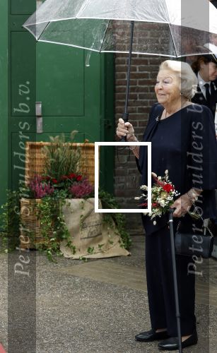 Groesbeek, 12-09-2025 - Hare Koninklijke Hoogheid Prinses Beatrix heropent de gerestaureerde korenmolen De Zuidmolen in Groesbeek. Prinses Beatrix loopt met wandelstok.