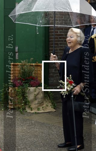 Groesbeek, 12-09-2025 - Hare Koninklijke Hoogheid Prinses Beatrix heropent de gerestaureerde korenmolen De Zuidmolen in Groesbeek. Prinses Beatrix loopt met wandelstok.