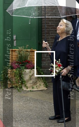 Groesbeek, 12-09-2025 - Hare Koninklijke Hoogheid Prinses Beatrix heropent de gerestaureerde korenmolen De Zuidmolen in Groesbeek. Prinses Beatrix loopt met wandelstok.