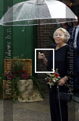 Groesbeek, 12-09-2025 - Hare Koninklijke Hoogheid Prinses Beatrix heropent de gerestaureerde korenmolen De Zuidmolen in Groesbeek. Prinses Beatrix loopt met wandelstok.