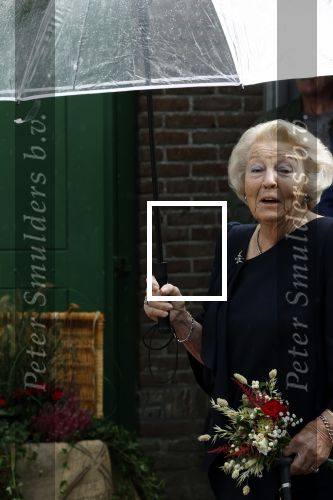 Groesbeek, 12-09-2025 - Hare Koninklijke Hoogheid Prinses Beatrix heropent de gerestaureerde korenmolen De Zuidmolen in Groesbeek. Prinses Beatrix loopt met wandelstok.