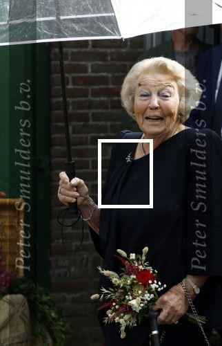 Groesbeek, 12-09-2025 - Hare Koninklijke Hoogheid Prinses Beatrix heropent de gerestaureerde korenmolen De Zuidmolen in Groesbeek. Prinses Beatrix loopt met wandelstok.