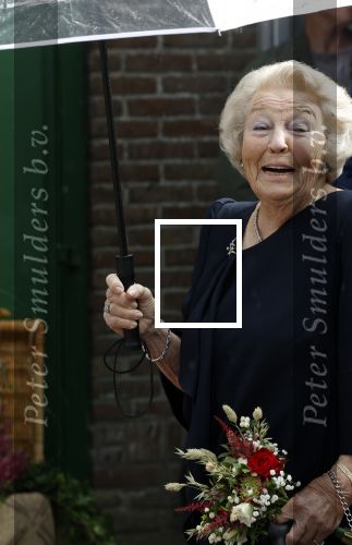 Groesbeek, 12-09-2025 - Hare Koninklijke Hoogheid Prinses Beatrix heropent de gerestaureerde korenmolen De Zuidmolen in Groesbeek. Prinses Beatrix loopt met wandelstok.