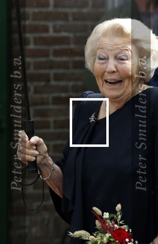 Groesbeek, 12-09-2025 - Hare Koninklijke Hoogheid Prinses Beatrix heropent de gerestaureerde korenmolen De Zuidmolen in Groesbeek. Prinses Beatrix loopt met wandelstok.