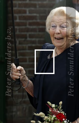 Groesbeek, 12-09-2025 - Hare Koninklijke Hoogheid Prinses Beatrix heropent de gerestaureerde korenmolen De Zuidmolen in Groesbeek. Prinses Beatrix loopt met wandelstok.