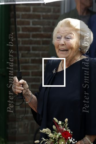 Groesbeek, 12-09-2025 - Hare Koninklijke Hoogheid Prinses Beatrix heropent de gerestaureerde korenmolen De Zuidmolen in Groesbeek. Prinses Beatrix loopt met wandelstok.
