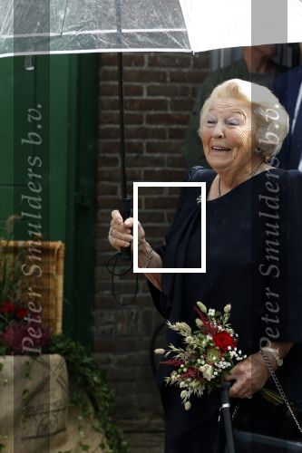 Groesbeek, 12-09-2025 - Hare Koninklijke Hoogheid Prinses Beatrix heropent de gerestaureerde korenmolen De Zuidmolen in Groesbeek. Prinses Beatrix loopt met wandelstok.