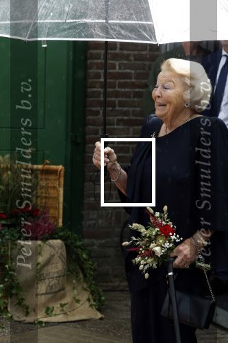 Groesbeek, 12-09-2025 - Hare Koninklijke Hoogheid Prinses Beatrix heropent de gerestaureerde korenmolen De Zuidmolen in Groesbeek. Prinses Beatrix loopt met wandelstok.
