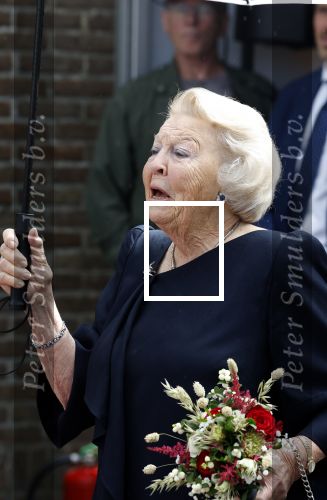 Groesbeek, 12-09-2025 - Hare Koninklijke Hoogheid Prinses Beatrix heropent de gerestaureerde korenmolen De Zuidmolen in Groesbeek. Prinses Beatrix loopt met wandelstok.