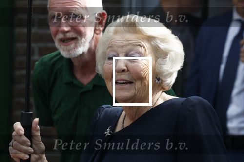Groesbeek, 12-09-2025 - Hare Koninklijke Hoogheid Prinses Beatrix heropent de gerestaureerde korenmolen De Zuidmolen in Groesbeek. Prinses Beatrix loopt met wandelstok.