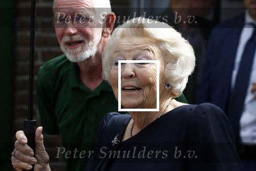 Groesbeek, 12-09-2025 - Hare Koninklijke Hoogheid Prinses Beatrix heropent de gerestaureerde korenmolen De Zuidmolen in Groesbeek. Prinses Beatrix loopt met wandelstok.