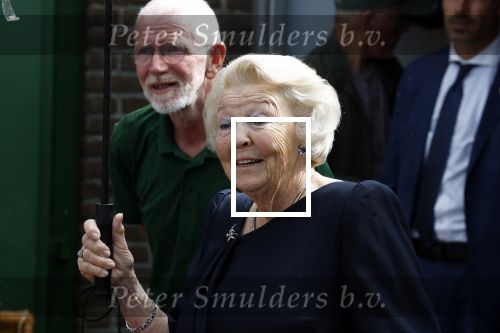 Groesbeek, 12-09-2025 - Hare Koninklijke Hoogheid Prinses Beatrix heropent de gerestaureerde korenmolen De Zuidmolen in Groesbeek. Prinses Beatrix loopt met wandelstok.