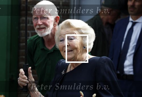 Groesbeek, 12-09-2025 - Hare Koninklijke Hoogheid Prinses Beatrix heropent de gerestaureerde korenmolen De Zuidmolen in Groesbeek. Prinses Beatrix loopt met wandelstok.