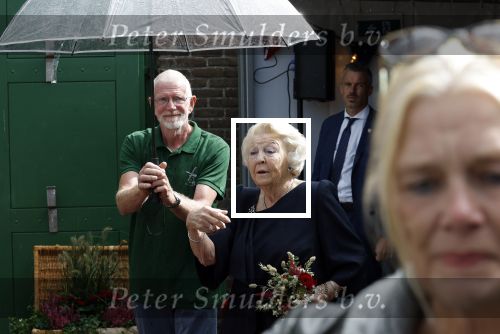 Groesbeek, 12-09-2025 - Hare Koninklijke Hoogheid Prinses Beatrix heropent de gerestaureerde korenmolen De Zuidmolen in Groesbeek. Prinses Beatrix loopt met wandelstok.