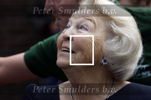 Groesbeek, 12-09-2025 - Hare Koninklijke Hoogheid Prinses Beatrix heropent de gerestaureerde korenmolen De Zuidmolen in Groesbeek. Prinses Beatrix loopt met wandelstok.